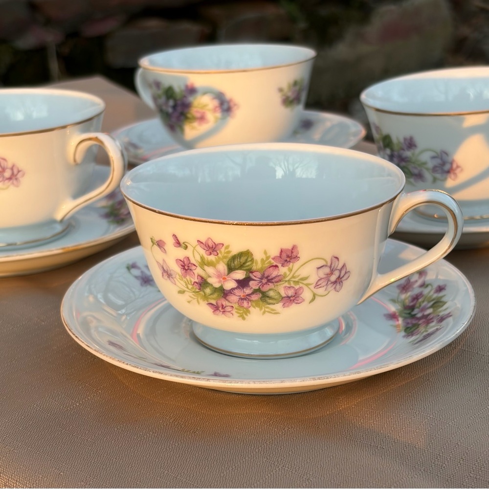 (4) Vintage Kyoto Bone China Violets 8038
Tea Cups & Saucers w/ bonus cup! - Picture 6 of 6